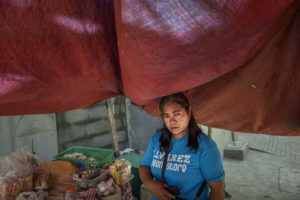 Tess driver en butik utanför skofabriken Kentex. Foto: Stefan Lindberg